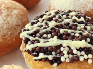 Hanuka kutlaması için ekmek üzerinde taze çörek görüntülemek. 