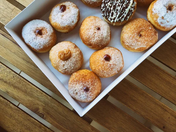 Donuts frescos en exhibición de panadería para la celebración de Hanukkah . — Foto de Stock