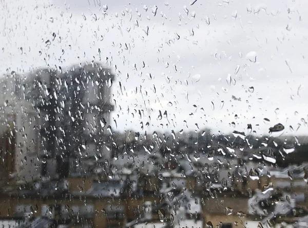 Vattendroppe regn på glasfönster — Stockfoto