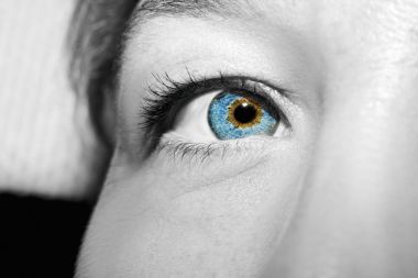 Güzel, anlayışlı bir kadın bakışı.. 