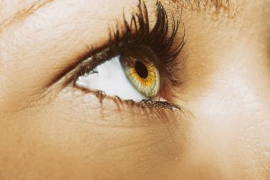 Güzel, anlayışlı bir kadın bakışı.. 