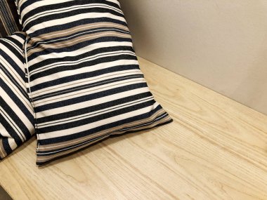 Beyaz ahşap zemin üzerinde yastıklar. Düz yatıyordu, en iyi görünümü fotoğraf mockup.