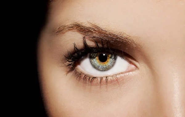 Ein schöner, aufschlussreicher Blick in die Augen der Frau. — Stockfoto