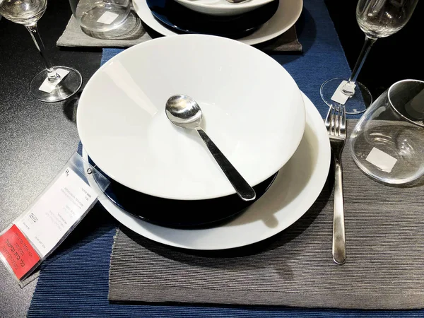 RISHON LE ZION, ISRAEL - 16 DE DICIEMBRE DE 2017: Ajuste de mesa de un plato blanco vacío con cuchara de plata . —  Fotos de Stock