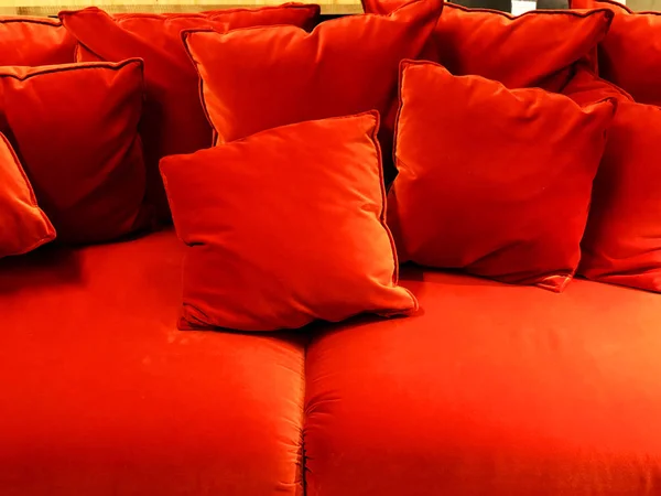 Sofá rojo con cojines rojos. Sofá suave. Sofá clásico —  Fotos de Stock