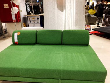  Rishon Le Zion, İsrail - 16 Aralık 2017: yeşil kanepe. Yumuşak kadife kumaş. Dükkanda satılan klasik modern kanepe