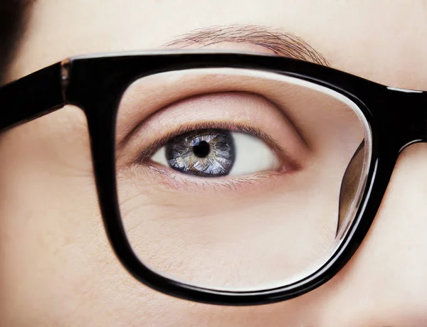 Un bellissimo sguardo perspicace occhio di donna. Colpo da vicino. — Foto Stock