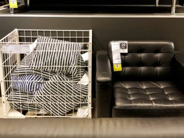 Rishon Le Zion, İsrail - 16 Aralık 2017: deri koltuk yastık bir iç House olarak satışa ile. 