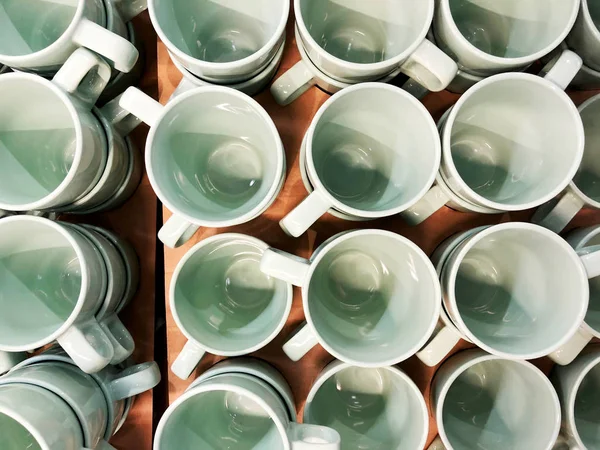 Tazas de cerámica vacías se venden en la tienda. Vista desde arriba —  Fotos de Stock
