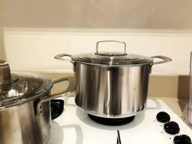 Soba üzerinde paslanmaz çelik paslanmaz çelik tencerede. Gıda hazırlarken kullanın