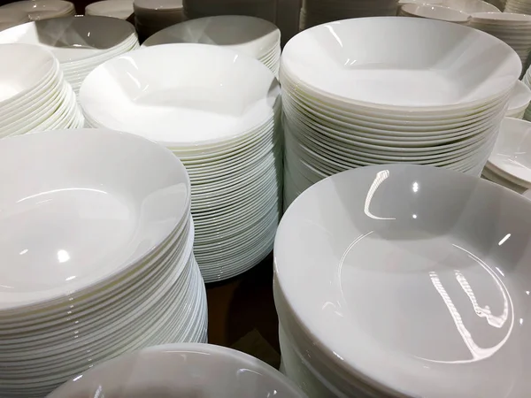Ein Stapel weißer Teller.viele Teller. Teller aus dem Restaurant. weiße Teller. Teller für Lebensmittel — Stockfoto