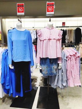 Rishon Le Zion, İsrail - 12 Ocak 2018: Giyim mağaza içinde alışveriş merkezinde Rishon Le Zion