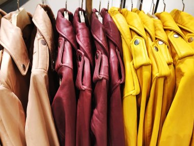 Bir dükkanda bir askı üzerinde modern giysiler. 