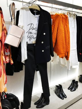 Rishon Le Zion, İsrail - 12 Ocak 2018: Giyim mağaza içinde alışveriş merkezinde Rishon Le Zion