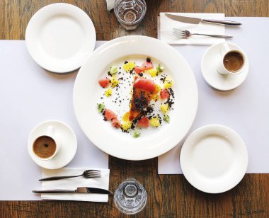 İki bardak kahve ve pasta bir kafede masada