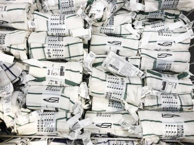 Satılan Rishon Le Zion, İsrail - 16 Aralık 2017: mutfak mutfak eşyaları peçete beyaz ya da yeşil peçete veya çanak havlu içinde belgili tanımlık stok