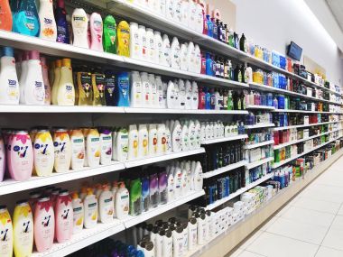 Rishon Le Zion, İsrail - 3 Ocak 2018: çeşitli marka şampuan şişeleri Rishon Le Zion süpermarkette satışa