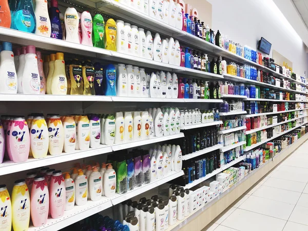 RISHON LE ZION, ISRAELE-GENNAIO 3, 2018: Varie marche di bottiglie di shampoo in vendita al supermercato a Rishon Le Zion — Foto Stock