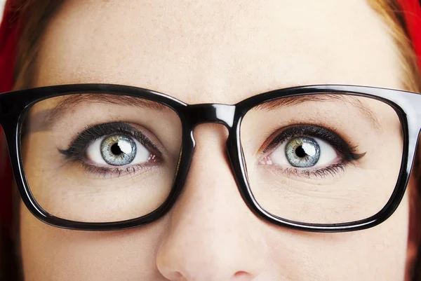 Bild av en vacker ung kvinna i glasögon. — Stockfoto