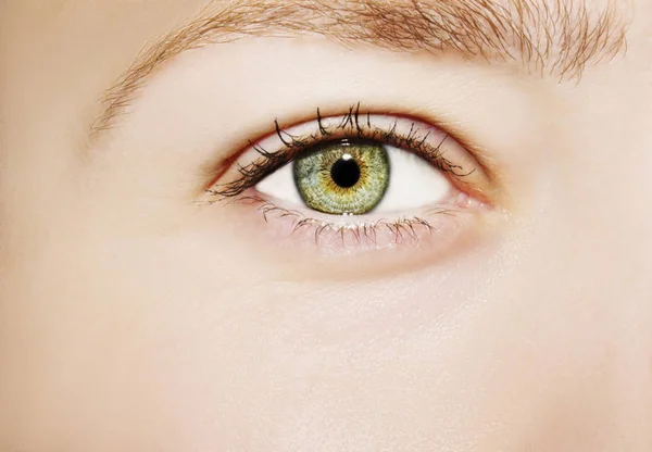 Ein schöner, aufschlussreicher Blick in die Augen der Frau. Nahaufnahme. — Stockfoto