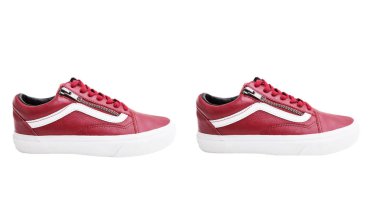 Az parayla ile moda ayakkabı. Kırmızı spor ayakkabı ve beyaz arka plan üzerinde ayakkabı bağı