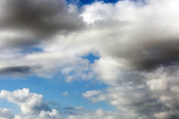 Luchtachtergrond met wolken. Lucht met wolken — Stockfoto