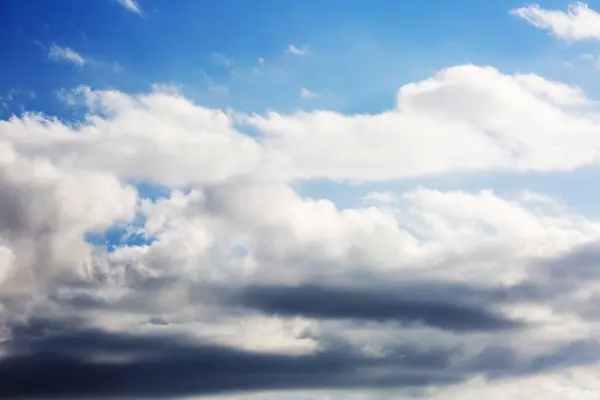 Luchtachtergrond met wolken. Lucht met wolken — Stockfoto