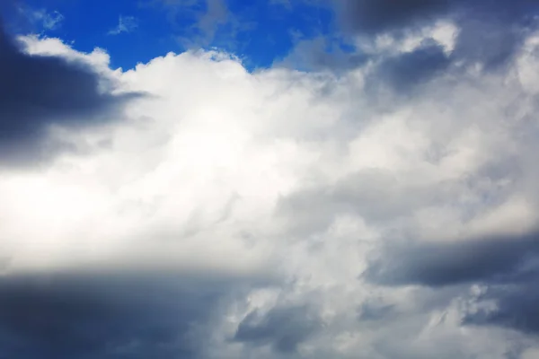 Luchtachtergrond met wolken. Lucht met wolken — Stockfoto