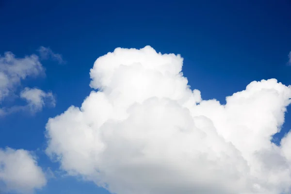 Ουράνιο φόντο με σύννεφα. Ουρανός με σύννεφα — Φωτογραφία Αρχείου