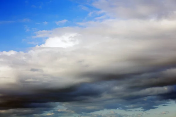 Luchtachtergrond met wolken. Lucht met wolken — Stockfoto