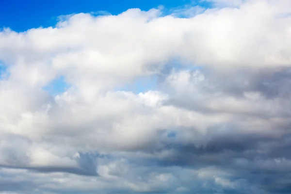 Luchtachtergrond met wolken. Lucht met wolken — Stockfoto