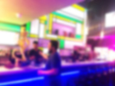 Arka arka plan bulanık insanların gece kulübü. 