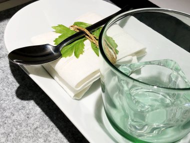 Çatal bıçak kaşık ile boş bir beyaz levha Tablo ayarı.