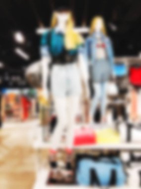 Bulanık mankenler bir giyim mağazasında alışveriş merkezi