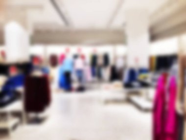 Bulanık mankenler bir giyim mağazasında alışveriş merkezi