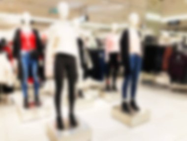 Bulanık mankenler bir giyim mağazasında alışveriş merkezi