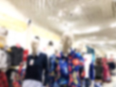 Bulanık mankenler bir giyim mağazasında alışveriş merkezi