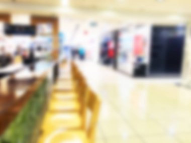 Bokeh 'le alışveriş merkezinin geçmişi bulanık. Arka plan olarak bulanık alışveriş merkezi koridoru