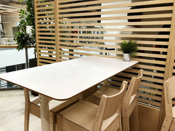 RISHON LE ZION, ISRAEL- DECEMBRIE 16, 2017: cafenea interioară cu perete din lemn și poster cadru tavan pe mese de lemn de perete cu scaune din lemn. Odihnă pentru oameni. Confort, curățenie — Fotografie, imagine de stoc