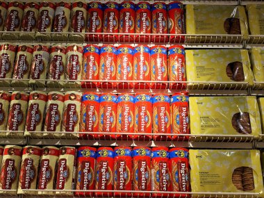 Rishon Le Zion, İsrail - 16 Aralık 2017: çeşitli marka Satılık süpermarket stand veya raf ambalajın yumuşak tanımlama bilgileri