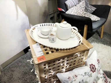 Rishon Le Zion, İsrail - 16 Aralık 2017: çay seti ahşap bir arka plan üzerinde beyaz. 