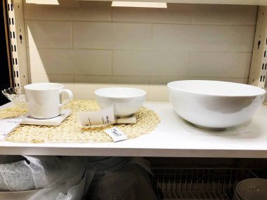 Rishon Le Zion, İsrail - 16 Aralık 2017: tabak bol. Tabaklar restorandan. Beyaz tabaklar. Kaplamalar, gıda için