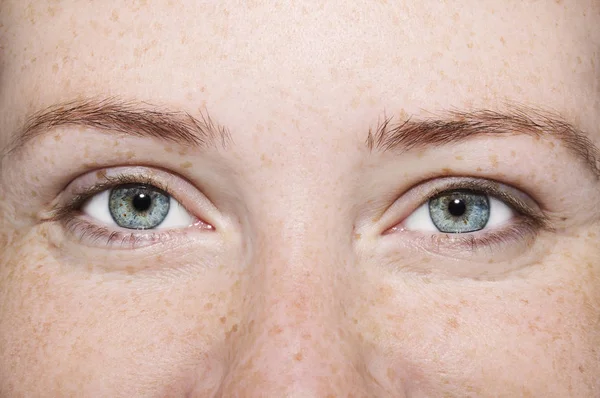 아름 다운 통찰력 모습 여자의 눈입니다. 클로즈업 샷 — 스톡 사진