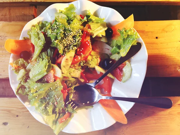 Salata. Taze yaz marul salatası. Ahşap masa üzerinde sağlıklı Akdeniz salata. Vejetaryen yiyecekler. — Stok fotoğraf