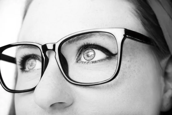 안경을 쓴 아름다운 젊은 여자의 모습. — 스톡 사진