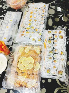 Güzel pizza teslimat kutusu. Pizza sipariş etmek. Pizza bir karton kutu içinde