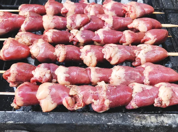 烤肉串与生鸡心脏在格栅 — 图库照片