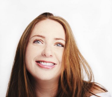 güzel genç Kızıl çilli portre üzerinde beyaz izole kadınla