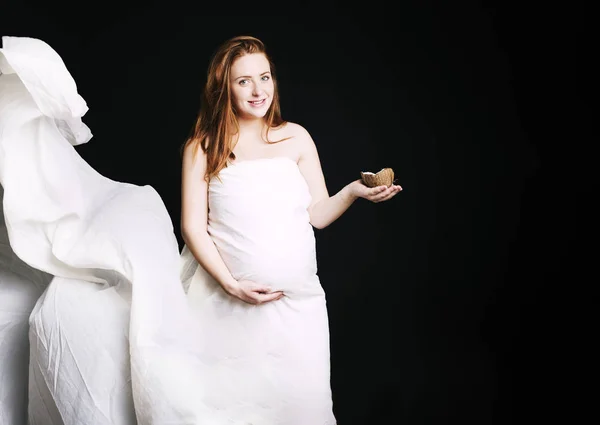 Modische Rotschopf schwangere Frau im Studio — Stockfoto