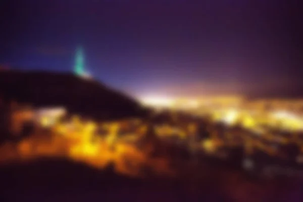 Luci di città effetto bokeh sfocatura di notte. Sfocato sfondo urbano astratto offuscata . — Foto Stock